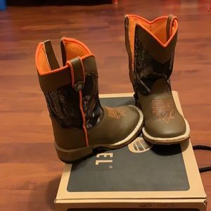 Toddler camo boots